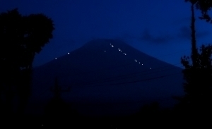 富士の山肌に輝く登山者の灯り 登山の灯り.jpg