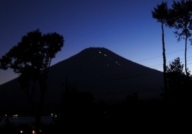 富士の山肌に登山の灯りが輝く 登山の灯り.jpg