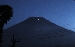 登山者の灯りが輝く夜の富士山 登山者の灯.jpg